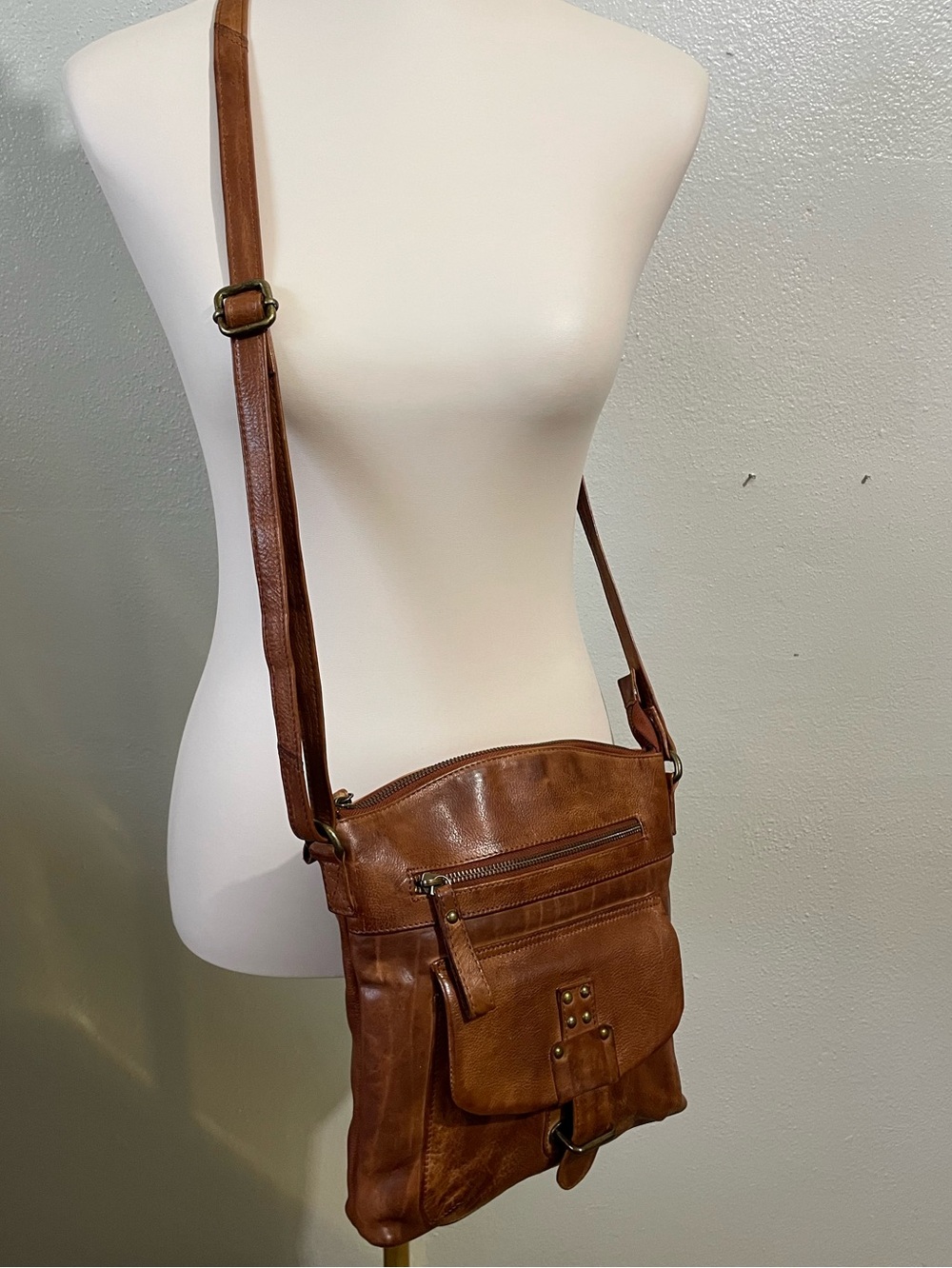 Cognac Distressed Leather Crossbody Bag Multi Pocket Adjustable Strap Boho Purse